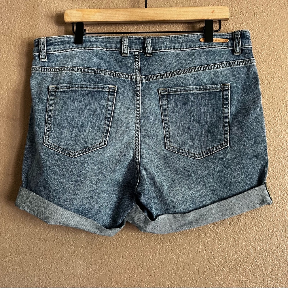Caslon Boyfriend Jean Shorts with Cuffed Hems and Embroidered Sides Size 32 - Picture 4 of 8